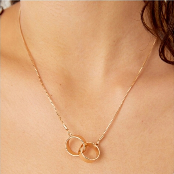 🪁2/$40 2bandits pearl studs & 2 circle necklace - Picture 4 of 7